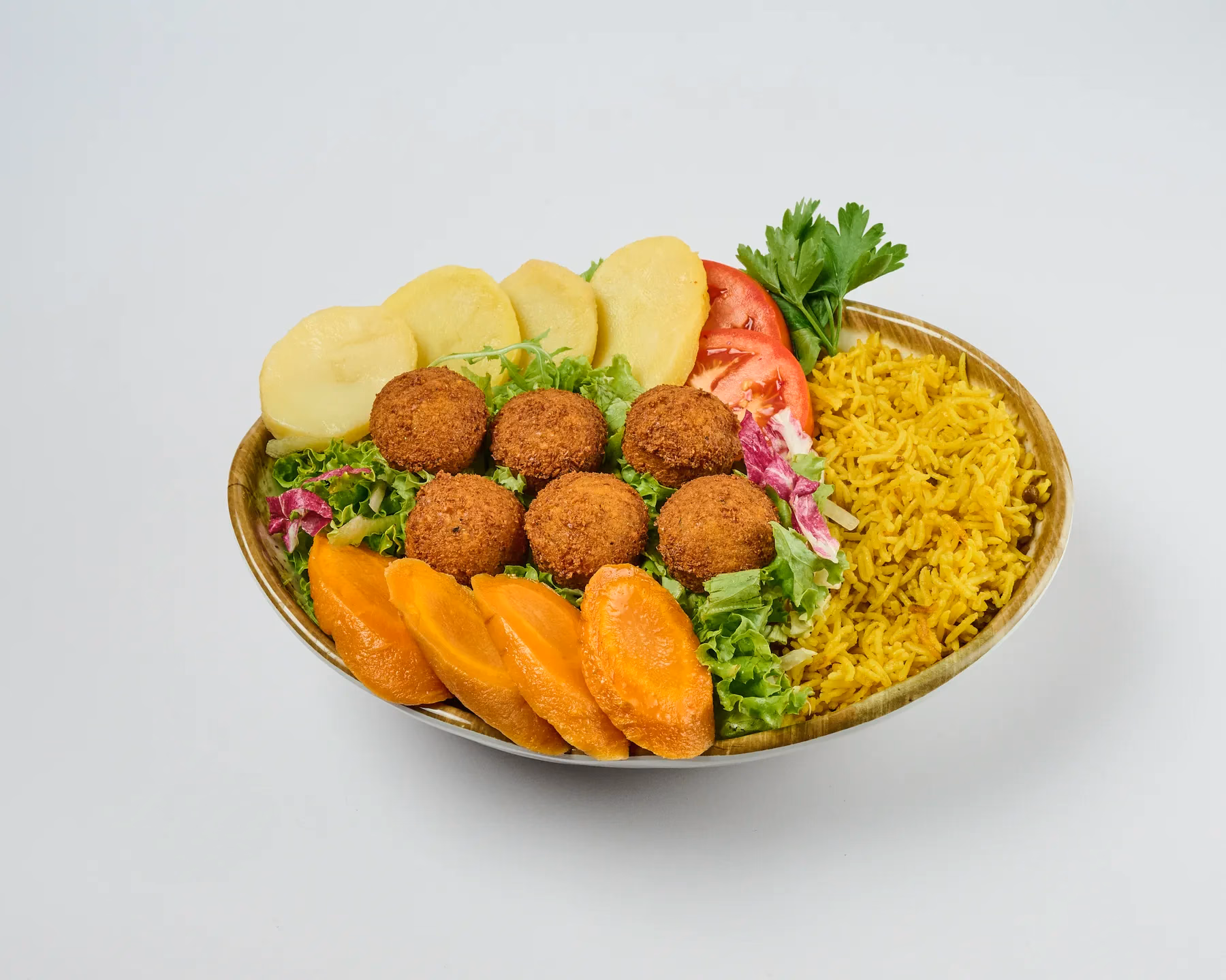 Frisch zubereitete Falafel mit Hummus und Salat bei Sahara Imbiss in Berlin