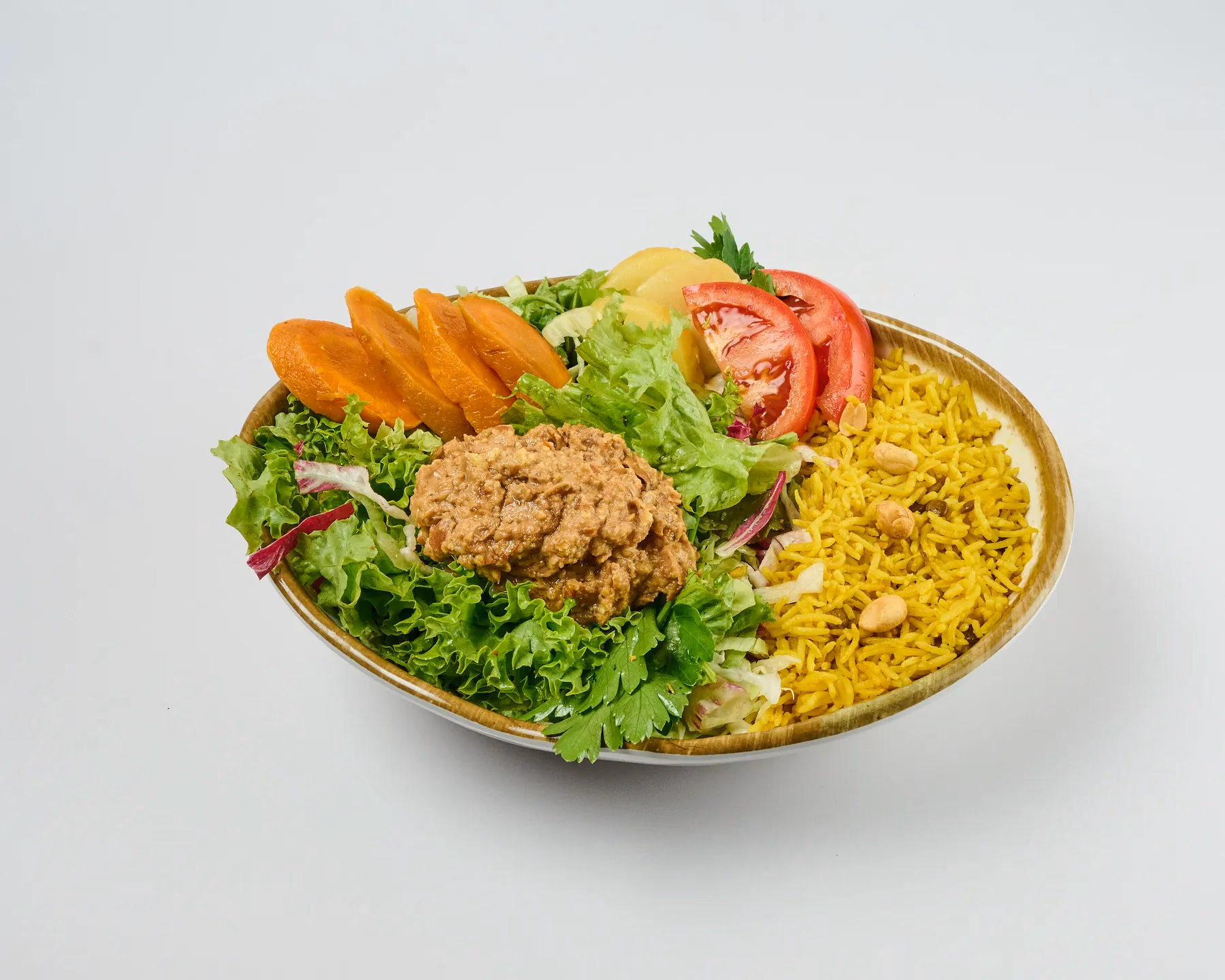 Herzhaftes Ful Medames mit Brot und Salat bei Sahara Imbiss in Berlin